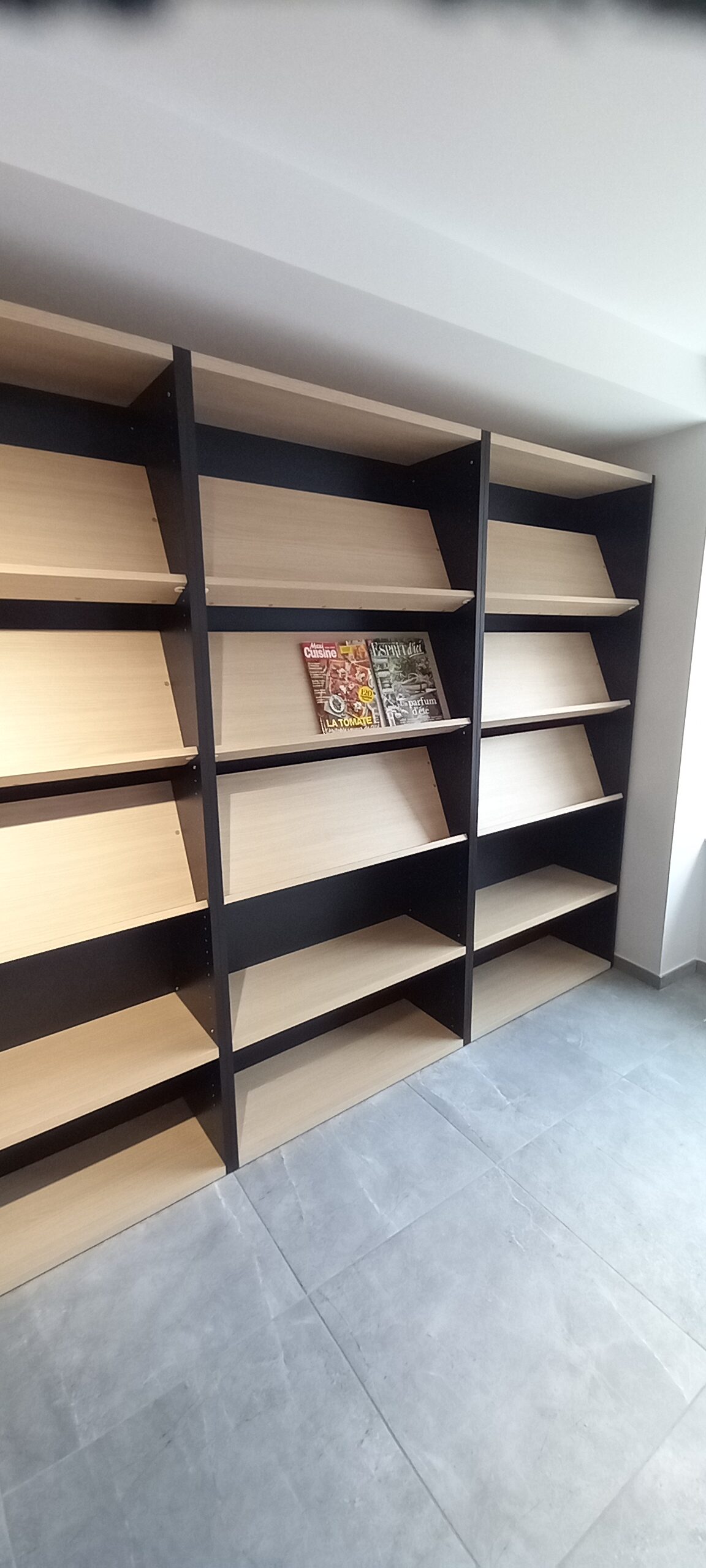 Armoire presse haute noire avec étagères réglables (LIVRÉ MONTÉ) – Image 5