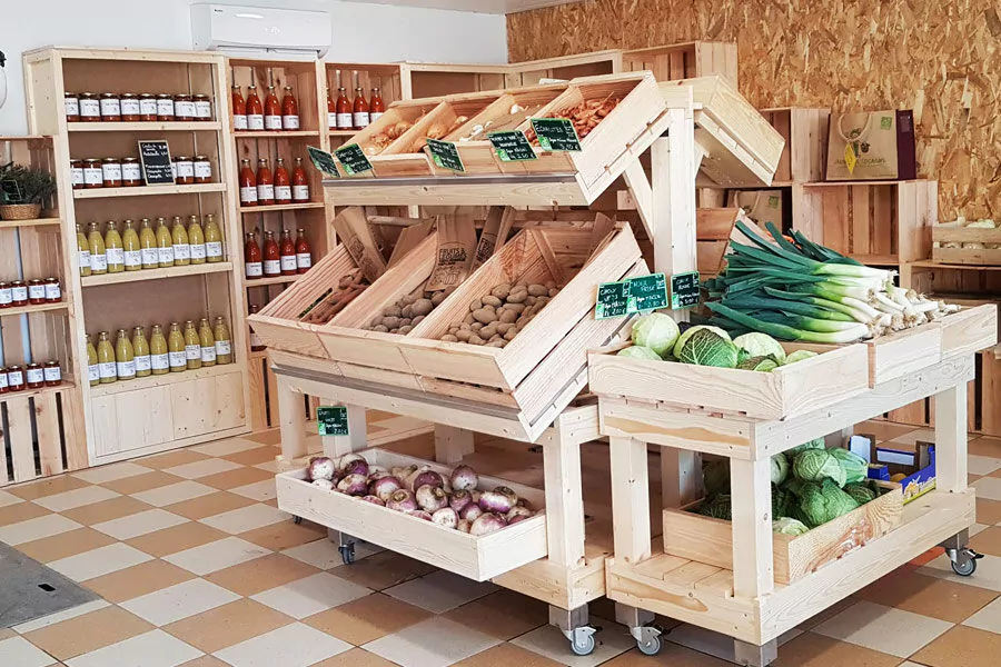 mobilier-bois-clair-presentoir-fruits-legume-armoire-table-agencement-magasin-producteur