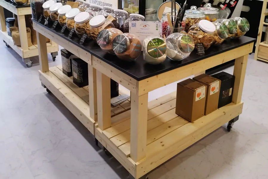 table-2-niveaux-bois-clair-plateau-noir-boutique-avec-bocaux-vrac